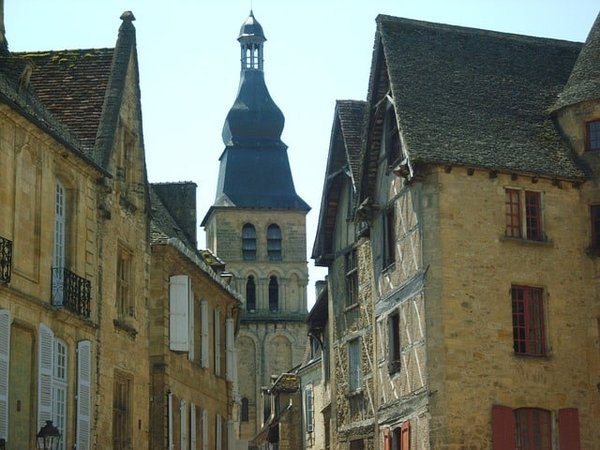 Trouver un hôtel pas cher à proximité de Sarlat : Guide complet pour des vacances à petit prix